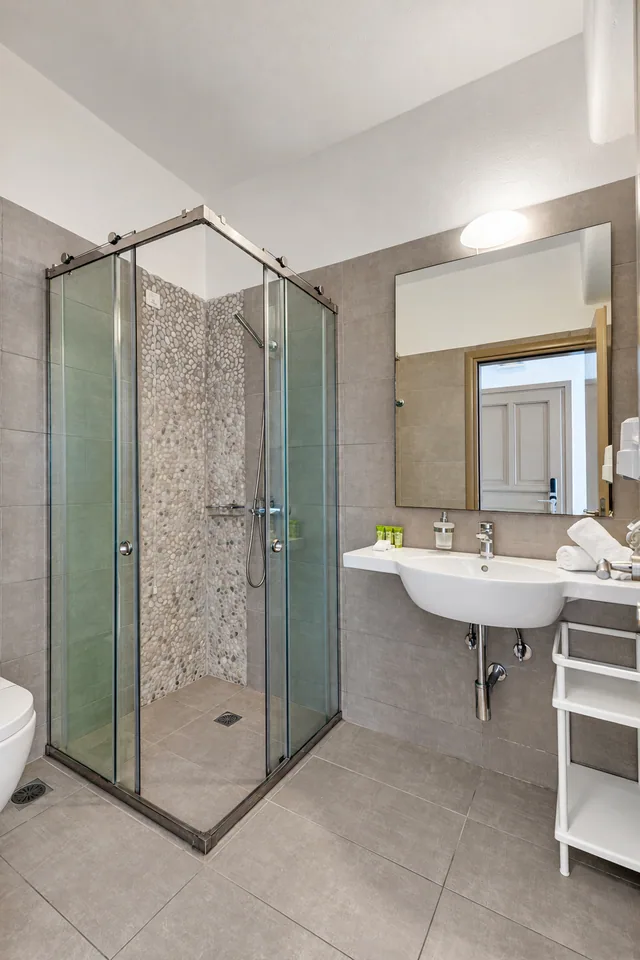 Studio 105 · Bathroom with shower