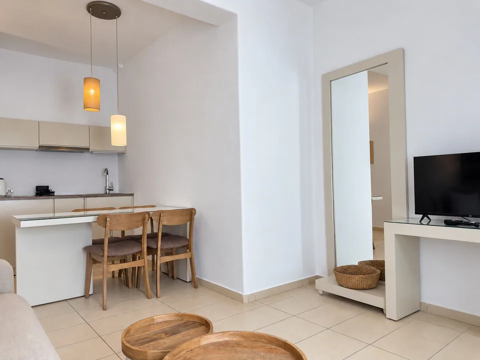 Suite 202 · Kitchenette and dining area
