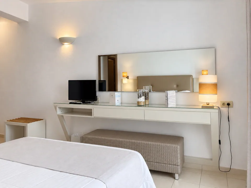 Suite 202 · Room details