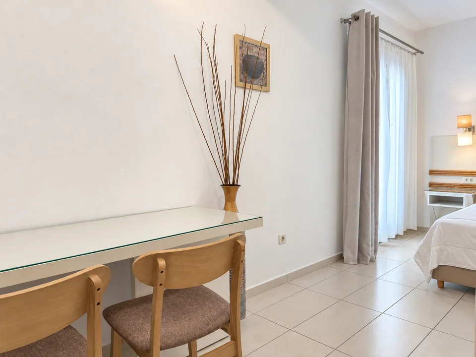 Studio 203 · Kitchenette and dining area