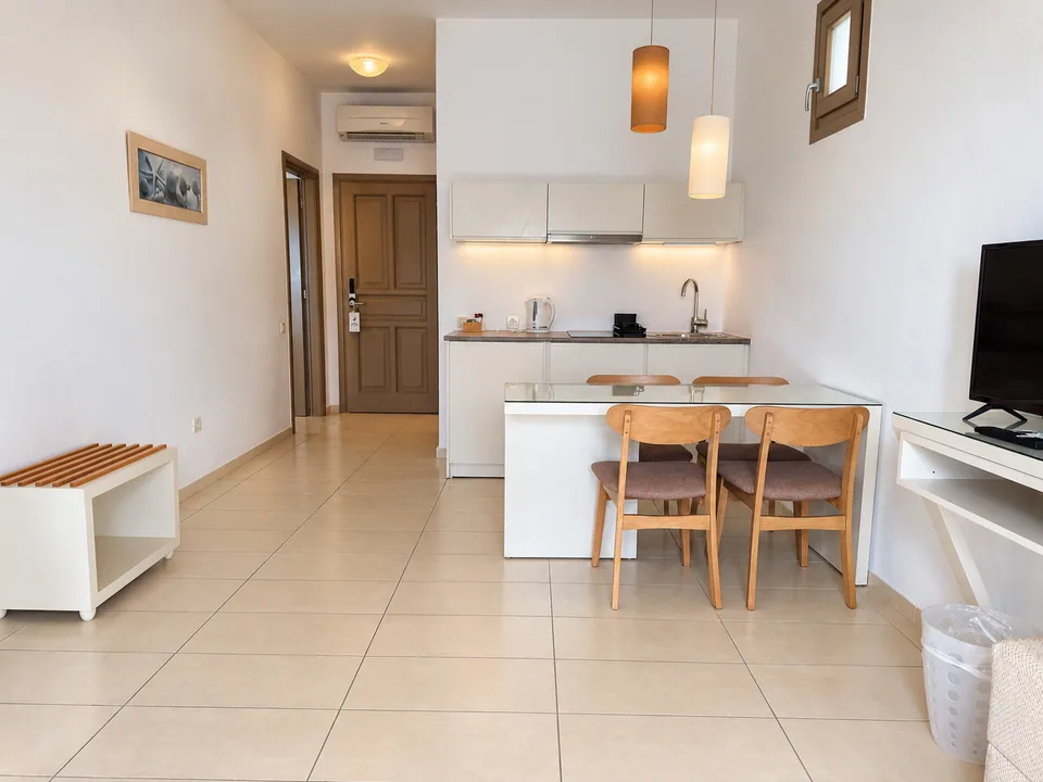 Suite 206 · Kitchenette and dining area