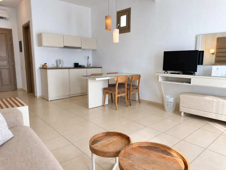 Suite 206 · Kitchenette and dining area