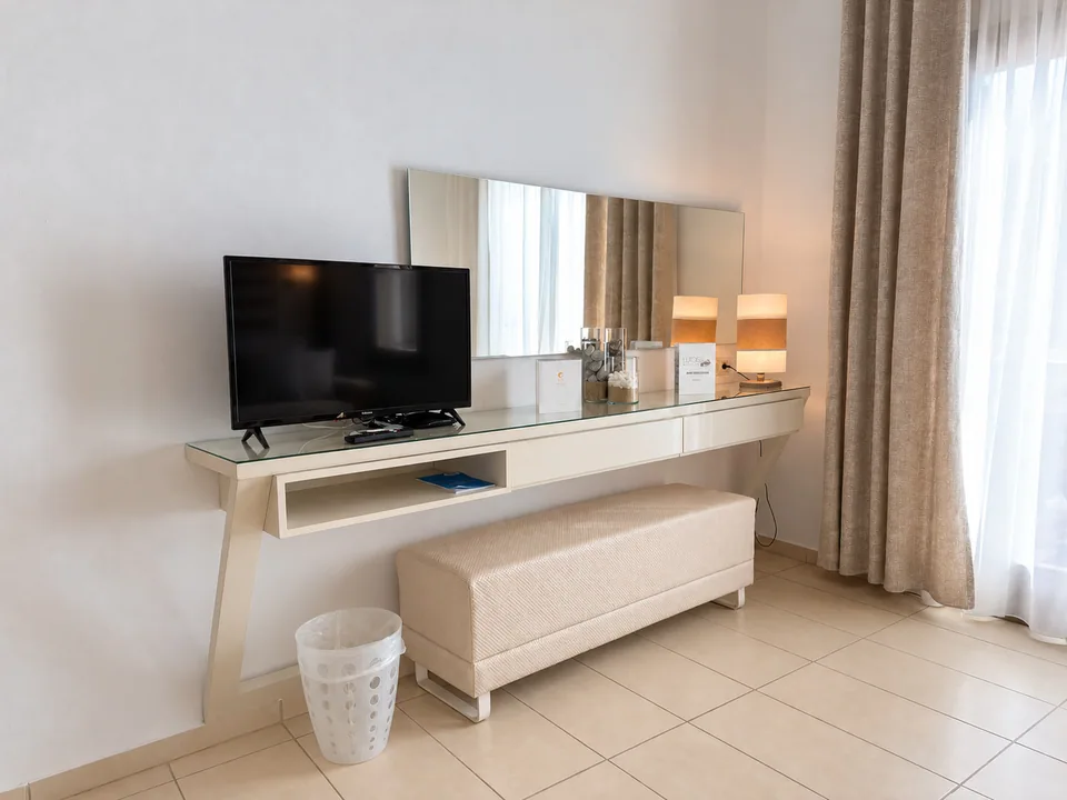 Suite 206 · Room details