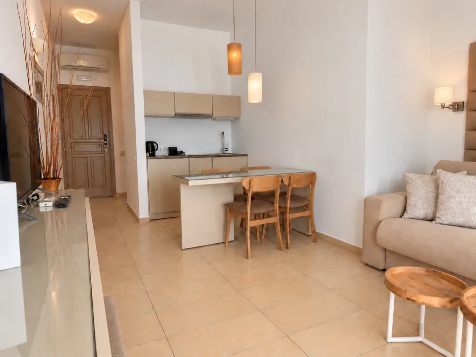 Suite 208 · Kitchenette and dining area