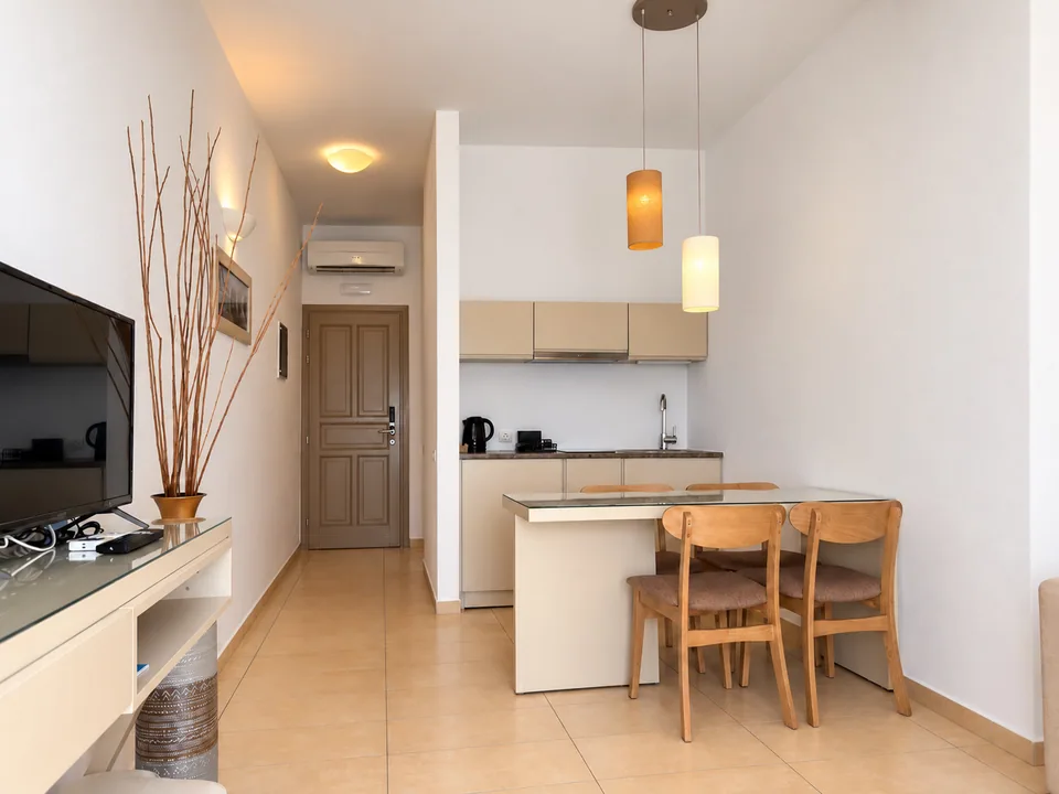 Suite 208 · Kitchenette and dining area
